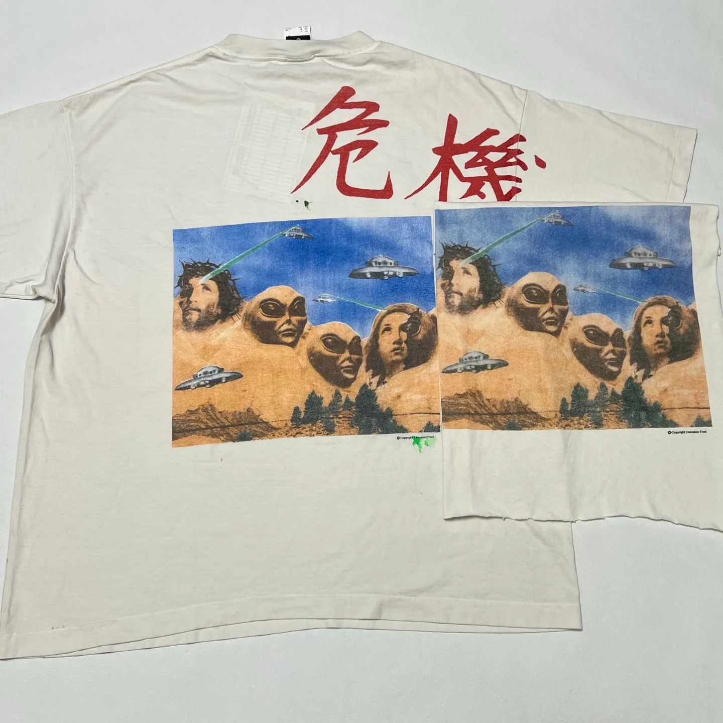 Printing pattern SAINT Mxxxxxx × Sean Wotherspoon SW_SS TEE/KIKI/WHT Alien Crisis/Alien President Mountain TEE Off-white S-XL Super handsome co-branded alien printing design Correct version Customized SW co-branded accessories Cylindrical side seam high weight fabric Enzyme heavy washing water distressing Handmade ready-made clothing graffiti splash ink